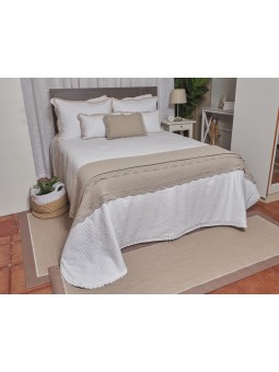 Colcha blanca de piqué con volante de algodón de textil portugués.