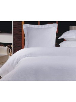 Colcha de piqué en algodón en color blanco o beige de gran calidad. Modelo Bilbao