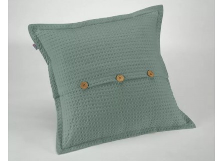 Funda de cojín de nido de abeja waffle en color verde con diseño de botones madera.