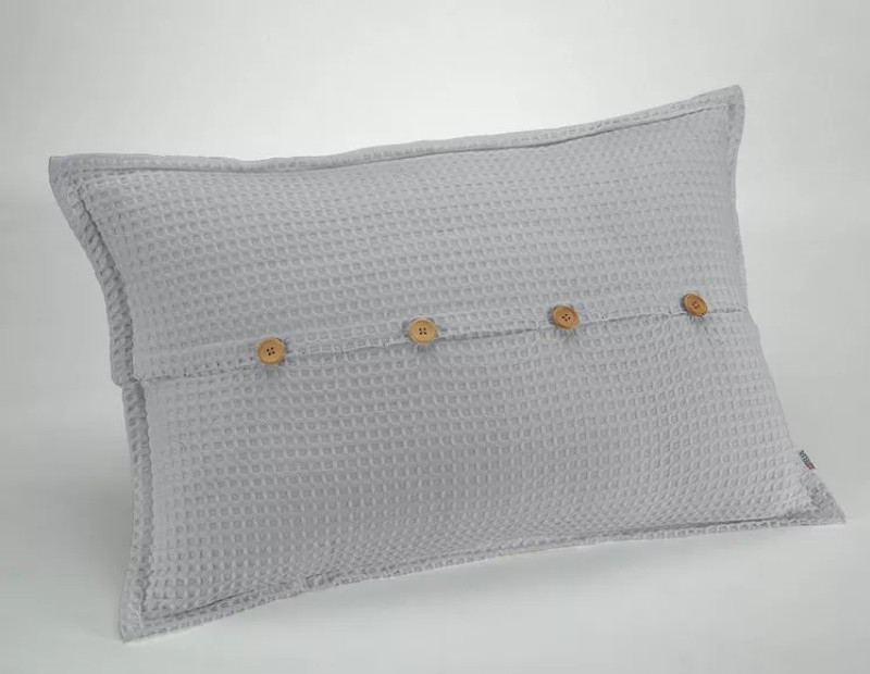 Funda de cojín de nido de abeja waffle en color gris con diseño de botones madera.