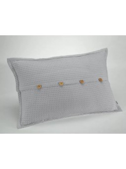 Funda de cojín de nido de abeja waffle en color gris con diseño de botones madera.