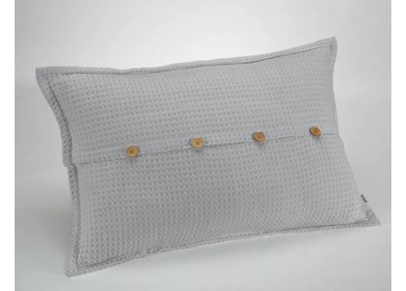 Funda de cojín de nido de abeja waffle en color gris con diseño de botones madera.