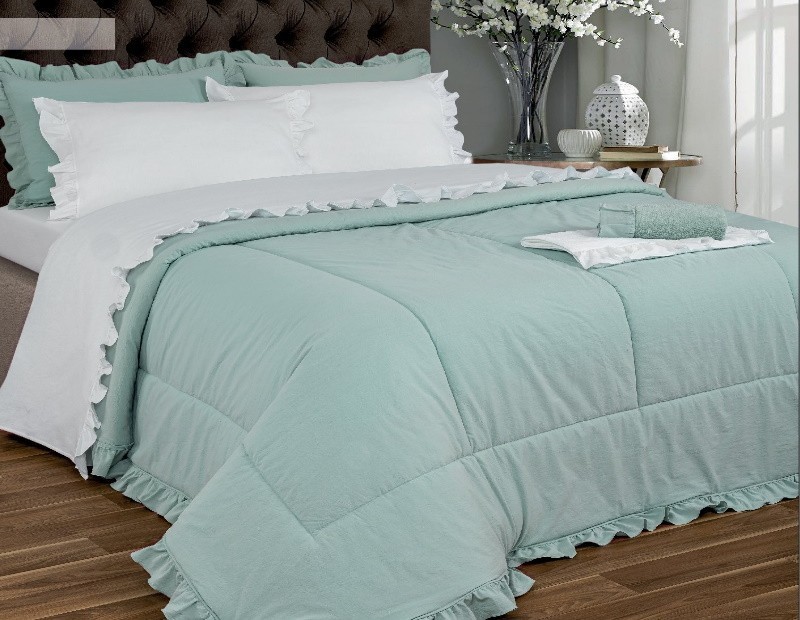 Edredón Lencero con Volante estilo romántico en color liso verde agua, rosa, blanco y beige.