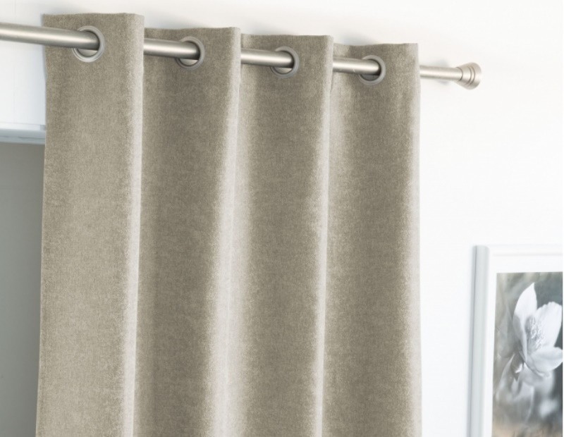 Cortina con tejido semi opaco de gran calidad en color liso beige, rosa, y verde agua.