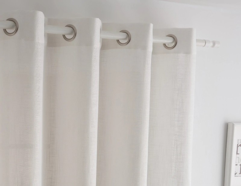 Cortina estilo rústico en color natural confeccionada con ollados. Modelo Daryl de Textil Antilo.