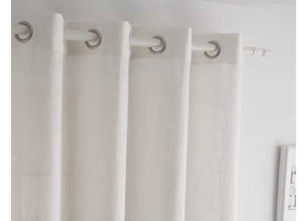 Cortina estilo rústico en color natural confeccionada con ollados. Modelo Daryl de Textil Antilo.
