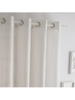 Cortina estilo rústico en color natural confeccionada con ollados. Modelo Daryl de Textil Antilo.