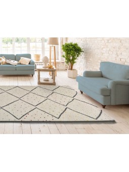 Alfombra con diseño geométrico o étnico en color blanco o beige de pelo largo.