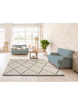 Alfombra con diseño geométrico o étnico en color blanco o beige de pelo largo.