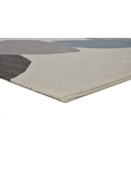 Alfombra con diseño geométrico o en color gris, azul, verde, caldera y coral con fondo natural.