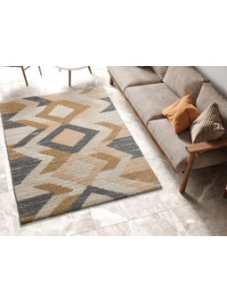 Alfombra estilo étnico en color beige, mostaza, y gris, pelo estilo shaggy.