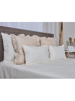 Funda de cojín lencera bordada con topitos y terminada en puntilla en color blanco, natural y beige o arena.