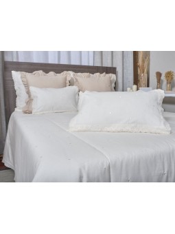 Funda de cojín lencera bordada con topitos y terminada en puntilla en color blanco, natural y beige o arena.