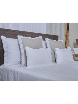 Funda de cojín lencera bordada con topitos y terminada en puntilla en color blanco, natural y beige o arena.