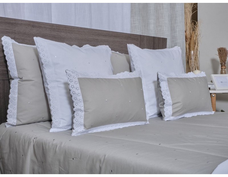 Funda de cojín lencera bordada con topitos y terminada en puntilla en color blanco, natural y beige o arena.