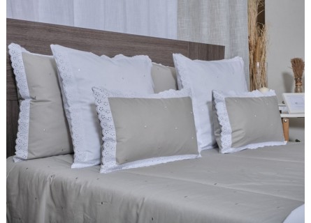 Funda de cojín lencera bordada con topitos y terminada en puntilla en color blanco, natural y beige o arena.