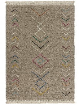 Alfombra estilo étnico en color tostado con detalles multicolor y terminada con flecos.