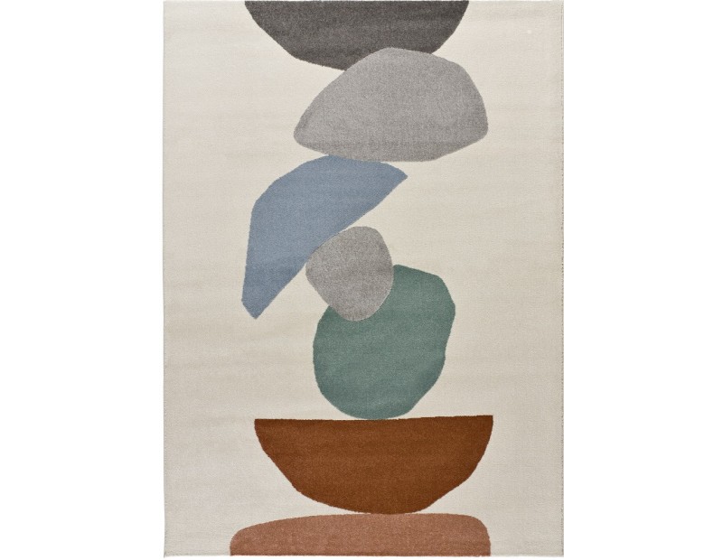 Alfombra con diseño geométrico o en color gris, azul, verde, caldera y coral con fondo natural.