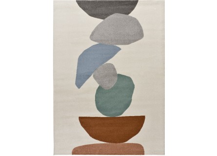 Alfombra con diseño geométrico o en color gris, azul, verde, caldera y coral con fondo natural.