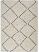 Alfombra con diseño geométrico o étnico en color blanco o beige de pelo largo.