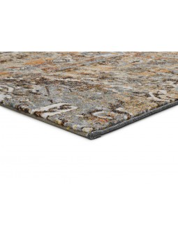 Alfombra vintage en tonos mostaza y gris.