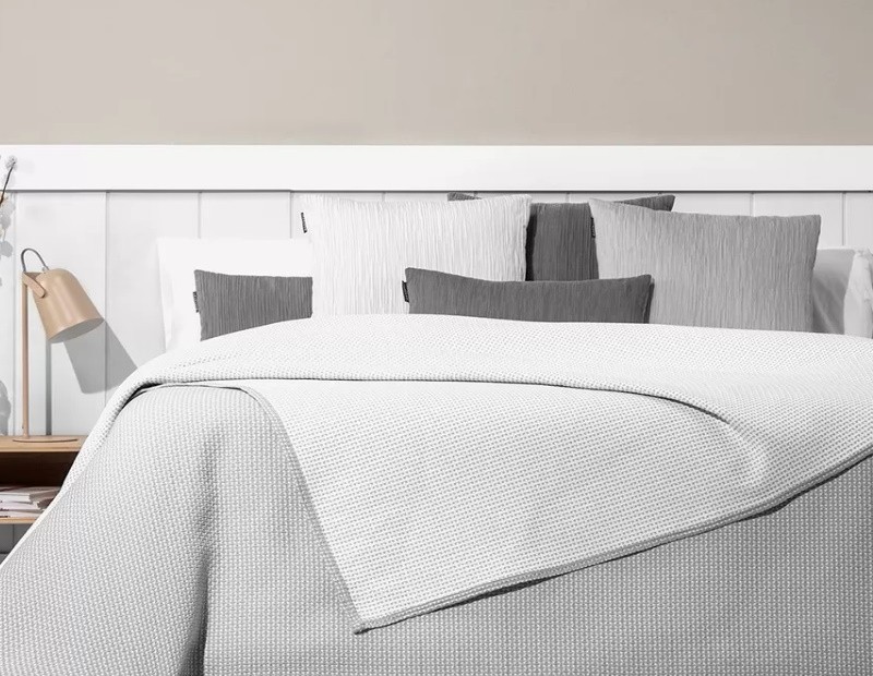 Colcha en jacquard de Manterol de gran calidad con cenefa en color gris. Modelo Room.