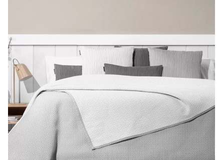 Colcha en jacquard de Manterol de gran calidad con cenefa en color gris. Modelo Room.