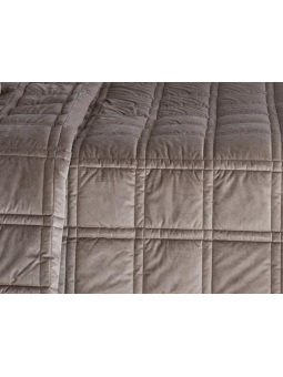 Colcha edredón Loral de tejido aterciopelado en color beige.