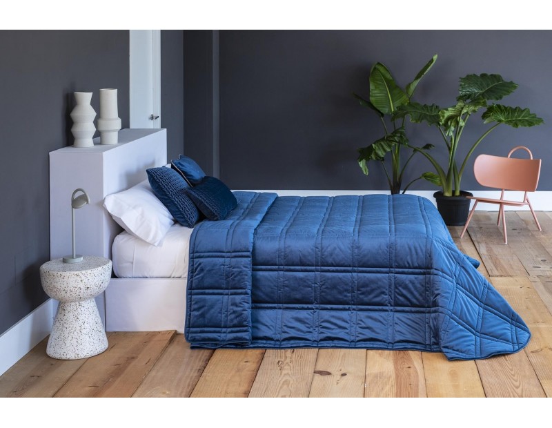 Colcha edredón con tejido aterciopelado en azul.