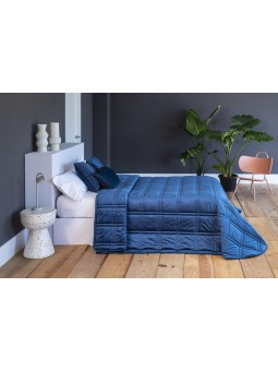 Colcha edredón con tejido aterciopelado en azul.