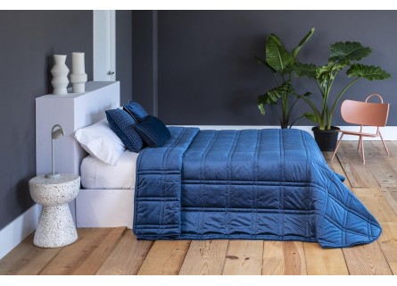 Colcha edredón con tejido aterciopelado en azul.
