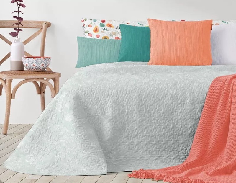 Colcha bouti Papaya de Manterol de gran calidad. Diseño reversible en color verde agua.