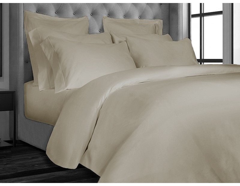 Funda nórdica de tejido muy suave de satén ideal para una textura muy suave de seda. Diseño liso en color arena.