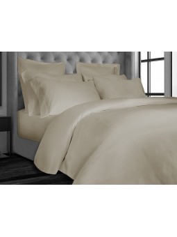 Funda nórdica de tejido muy suave de satén ideal para una textura muy suave de seda. Diseño liso en color arena.