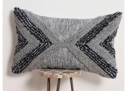 Cojín de 30x50 en color gris con textura, diseño moderno.