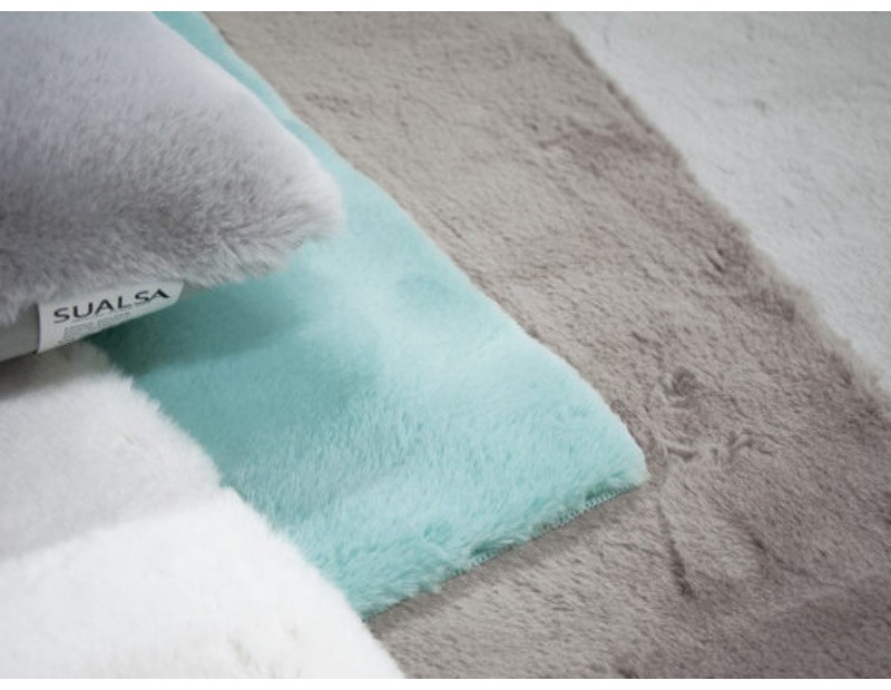 Alfombra lisa de tacto muy suave y lavable en lavadora. Diseño en color negro, gris, topo, verde, beige y márfil.