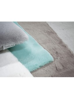 Alfombra lisa de tacto muy suave y lavable en lavadora. Diseño en color negro, gris, topo, verde, beige y márfil.