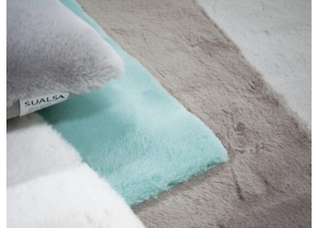 Alfombra lisa de tacto muy suave y lavable en lavadora. Diseño en color negro, gris, topo, verde, beige y márfil.