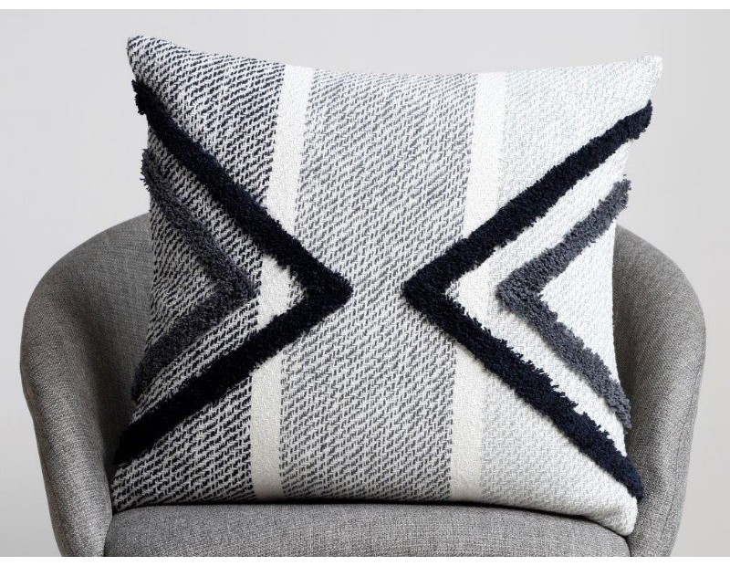 Cojín moderno con textura en tonos blanco gris y negro. Ideal para cualquier rincón de la casa.