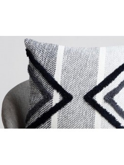 Cojín moderno con textura en tonos blanco gris y negro. Ideal para cualquier rincón de la casa.