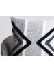 Cojín moderno con textura en tonos blanco gris y negro. Ideal para cualquier rincón de la casa.