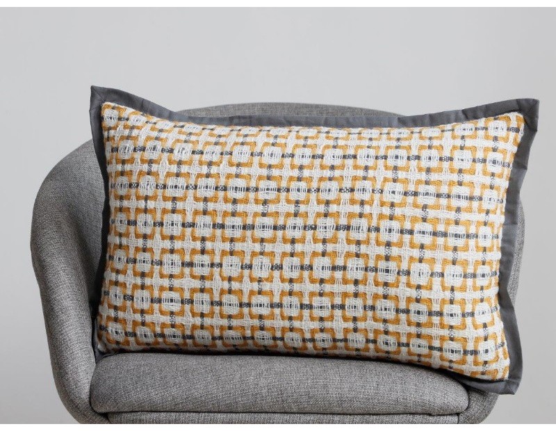 Cojín moderno con textura en tonos amarillo y gris. Ideal para cualquier rincón de la casa.