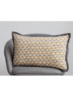 Cojín moderno con textura en tonos amarillo y gris. Ideal para cualquier rincón de la casa.