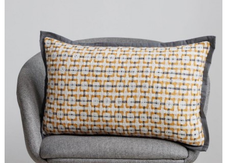 Cojín moderno con textura en tonos amarillo y gris. Ideal para cualquier rincón de la casa.