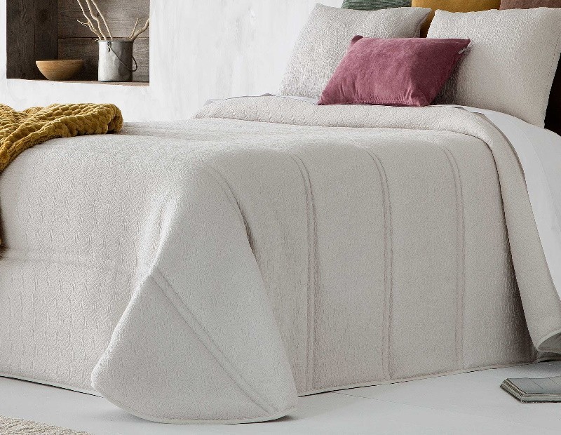 Edredón de tejido de Jacquard en calidad premium , tonos beige y blancos con dibujo sencillo.