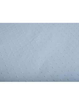 Colcha acolchada LLanes de NE HOME, diseño de plumeti con volante en blanco, natural y verde agua.