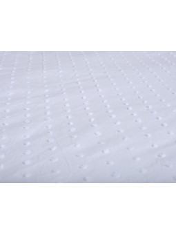 Colcha acolchada LLanes de NE HOME, diseño de plumeti con volante en blanco, natural y verde agua.