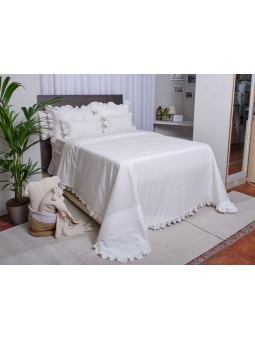 Colcha acolchada LLanes de NE HOME, diseño de plumeti con volante en blanco, natural y verde agua.