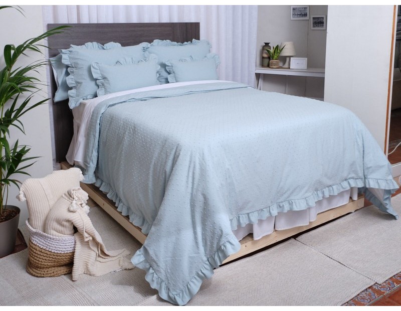 Colcha acolchada LLanes de NE HOME, diseño de plumeti con volante en blanco, natural y verde agua.