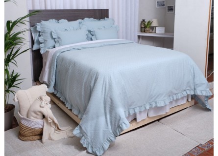 Colcha acolchada LLanes de NE HOME, diseño de plumeti con volante en blanco, natural y verde agua.